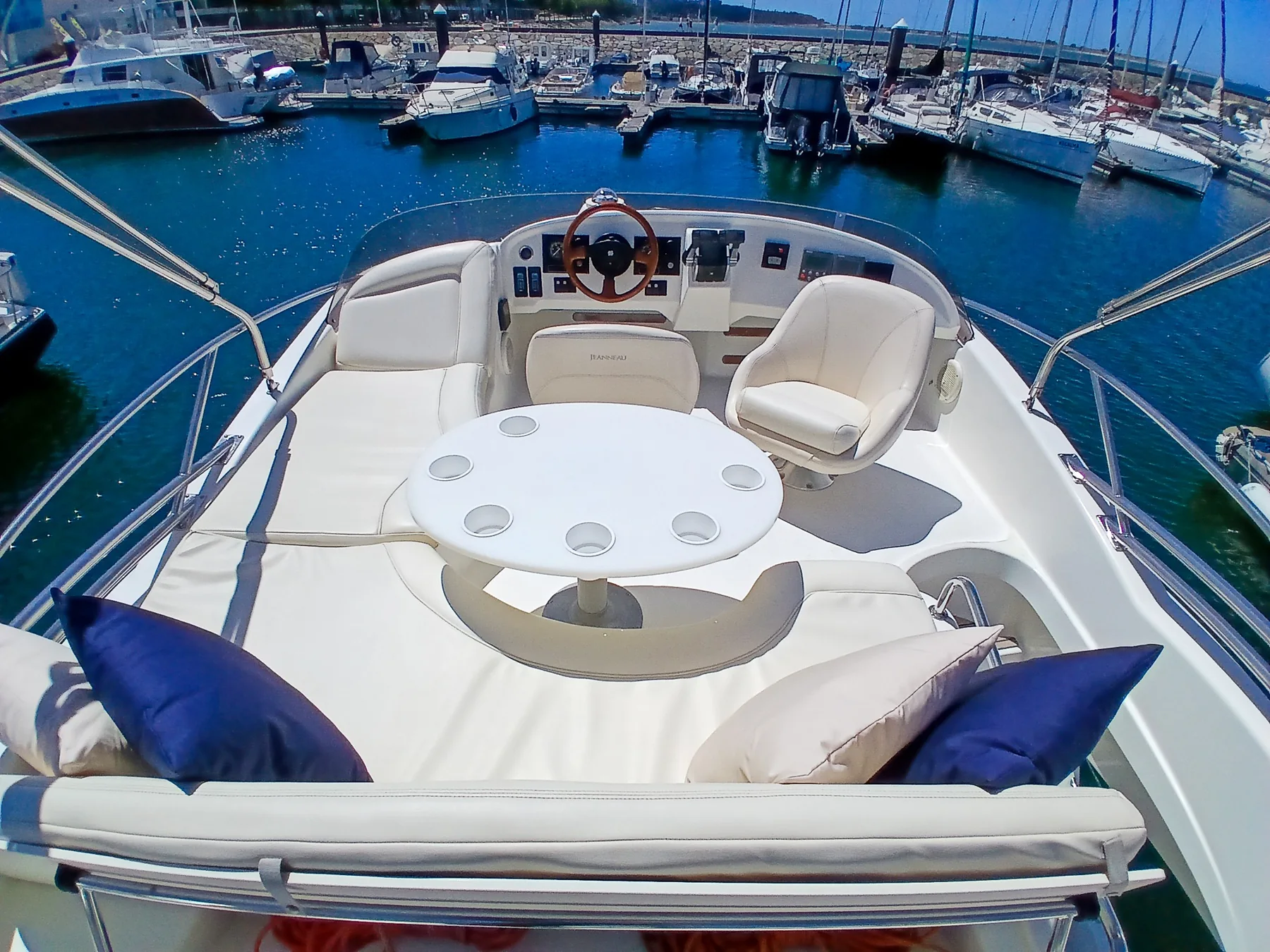GLEE flybridge seating and helm