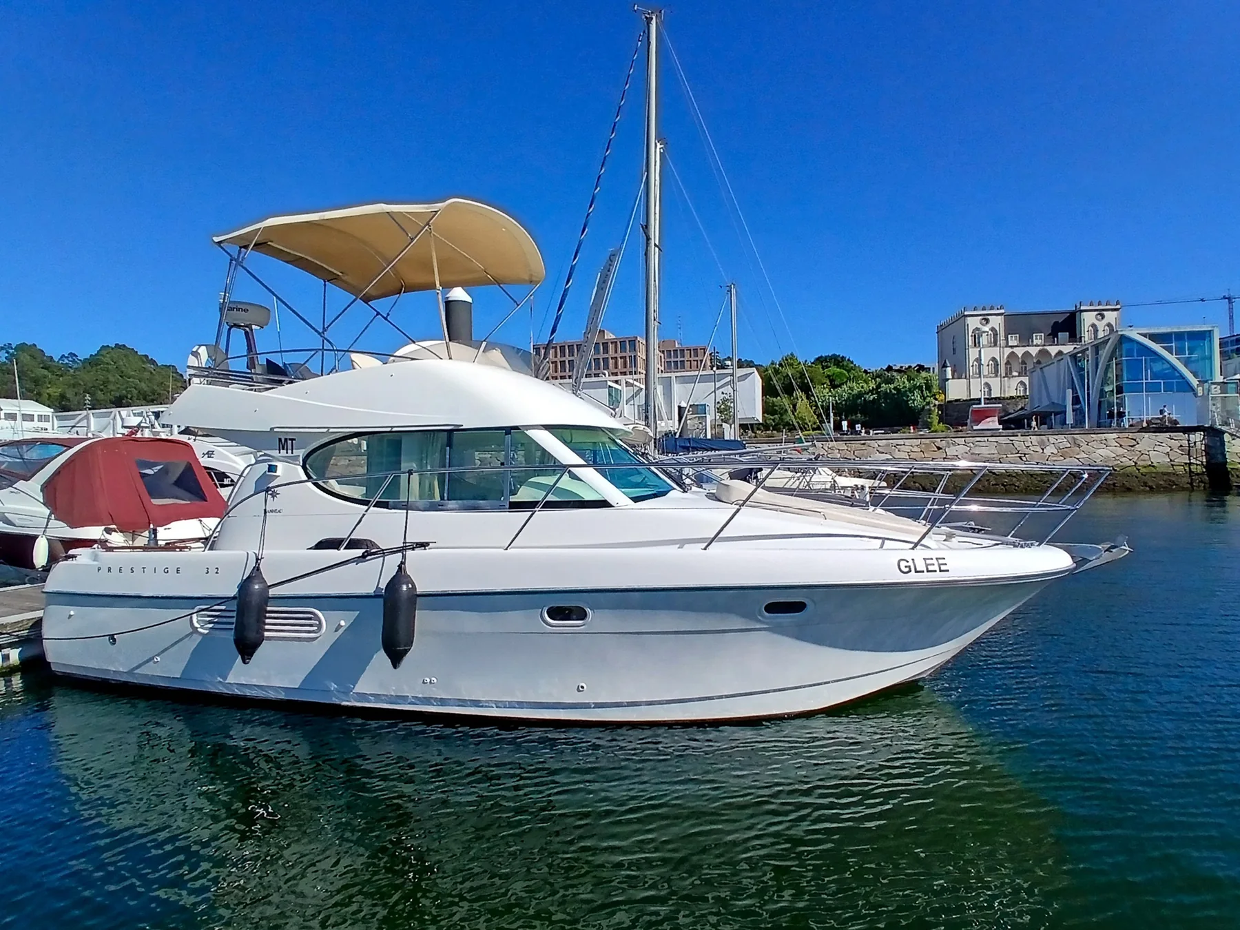 GLEE Jeanneau Prestige 32 yacht at Douro Marina